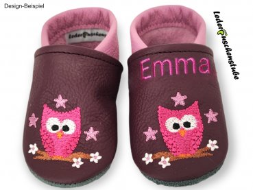 Lederpuschen, pflaume-helllila mit beiderseits Eule 2 mit Ast u. Sterne (pink-helllila)